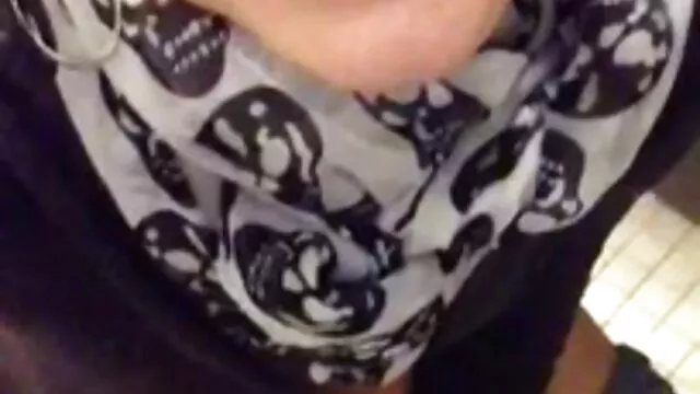 Mamelon en streaming film gratuit porno talons baise une grosse bite sur le lit