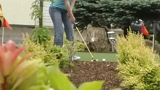 Un jeune homme noir a jeté une miette sur film porno film porno gratuit les œufs