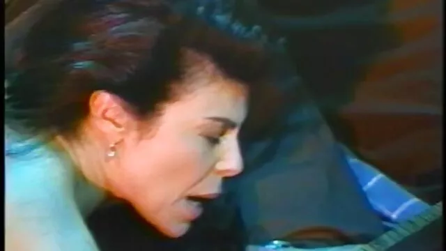 Une lesbienne mature aux gros seins séduit une jeune voisine film porno français complet gratuit