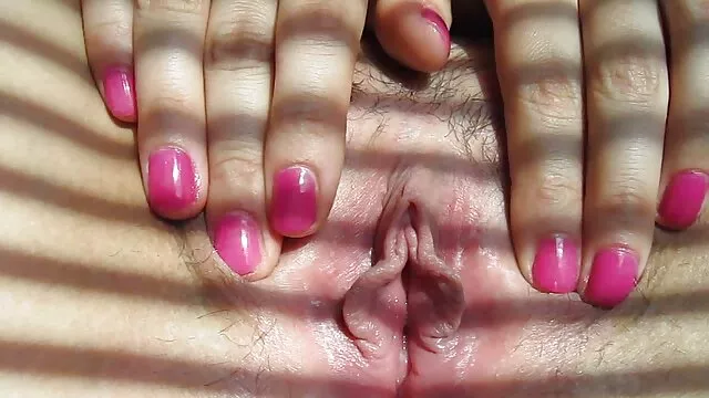 Cavalier a tiré la fille film porno américain au lit dans le vagin