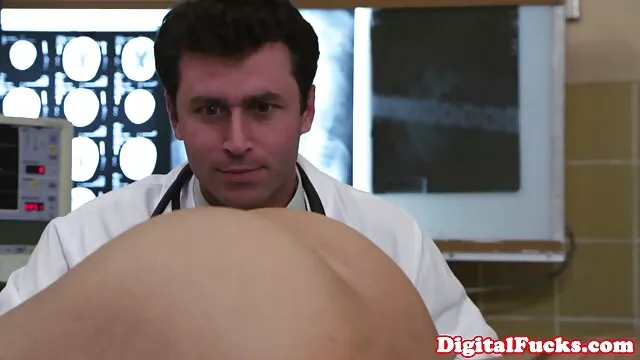 Une pute blanche chevauche une bite noire pendant le sexe tu kiff film porno interracial