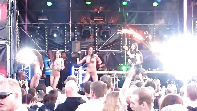 Le mec a donné un film porno français tukif jouet sexuel à la fille et baisé avec un pénis