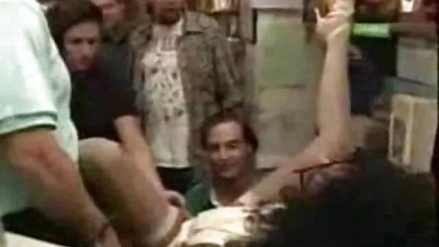 Une maman expérimentée a aidé une fille à sucer film porno homme homme un mec