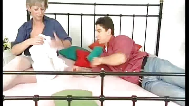 Du vrai porno avec une femme film porno beurettes à la poitrine plate avec des lunettes