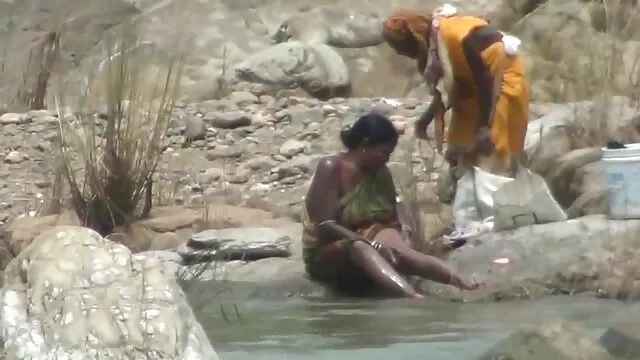 Un mec masqué en latex francais film porno ne veut pas manger des mains de sa maîtresse