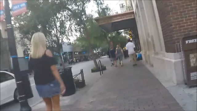 Des lesbiennes minces sucent et lèchent la chatte xxx video court serrée