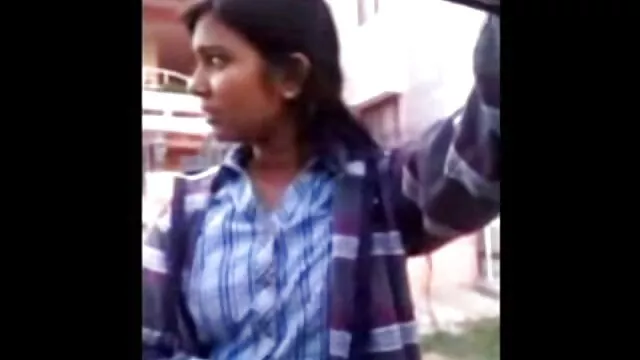 Domination film x érotique lesbienne d'un groupe de filles excitées sur une nana