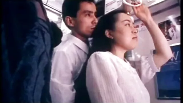 Une femme de ménage en latex se masturbe avec des films pornos un gros phallus