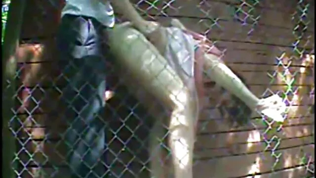 Le mec a une chienne russe dans la cuisine gorge profonde film porno