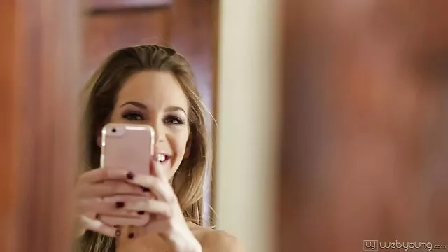 Une blonde brillante écarte les film de x gratuit jambes devant un beau