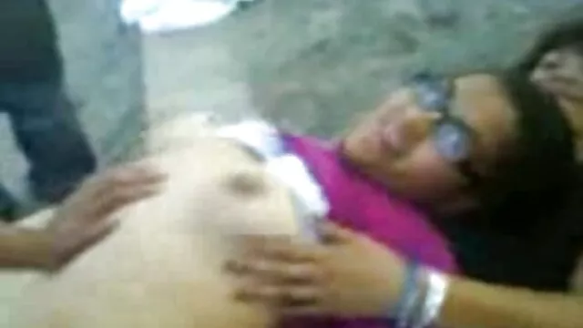 L'entraîneur film porno sexuel suce un jeune athlète dans le cul en yoga