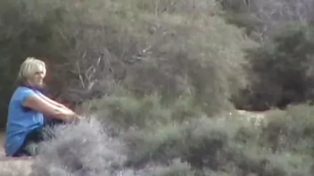 Le mec a poussé une bite dans la chatte rasée d'une site des films x brune