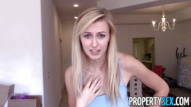 Dick a poussé video film porno gratuit des balles profondément dans la bouche d'une pute sale