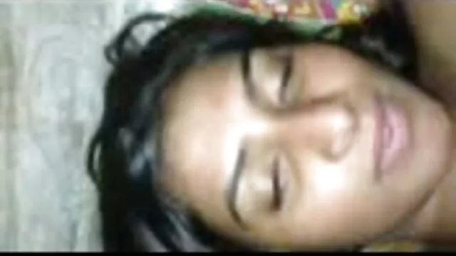 Une pipe mature caresse la bite d'un film x promovore jeune