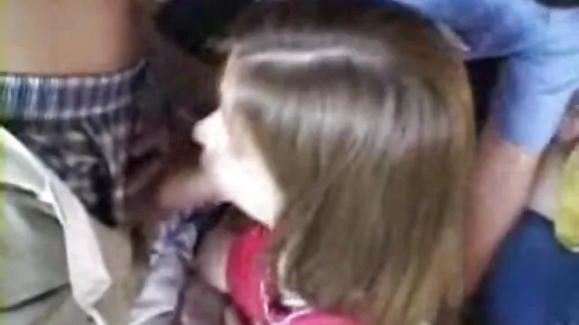 Sœur ne voulait pas avoir de la veuve film x relations sexuelles mais son frère l'a forcée