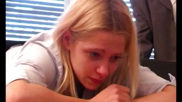 L'étalon a jeté un bâton à film porno américains la génisse dormant sur la rive de la rivière