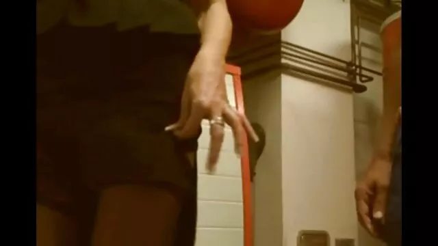 Des salopes séduisantes avec des chattes chauves énervées et font films x violents boire le garçon de la pisse