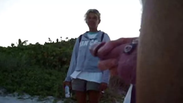 Fille maigre est allée tukif video xxx pour le sexe hard dans une caméra BDSM