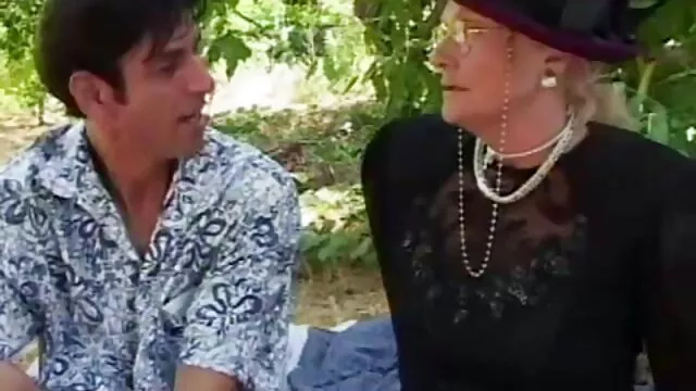 Le patron voulait se branler sur un magazine mais il a été attrapé par la secrétaire et films x gratuit streaming il l'a baisée