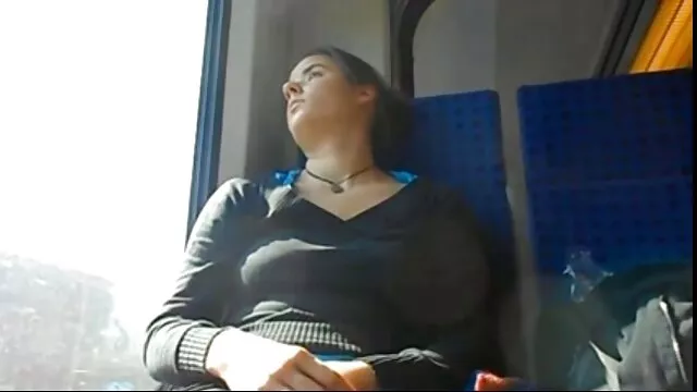 La fille s'est coincée avec son cul dans la fenêtre et le voisin l'a adroitement film porno court baisée