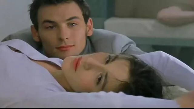 Le frère streaming porno francais gratuit a filmé la sœur endormie et a posté la vidéo sur Internet