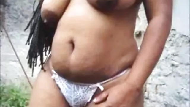 Groupe sexe chaud - donne dans la bouche et frappe une fille maigre films x africain