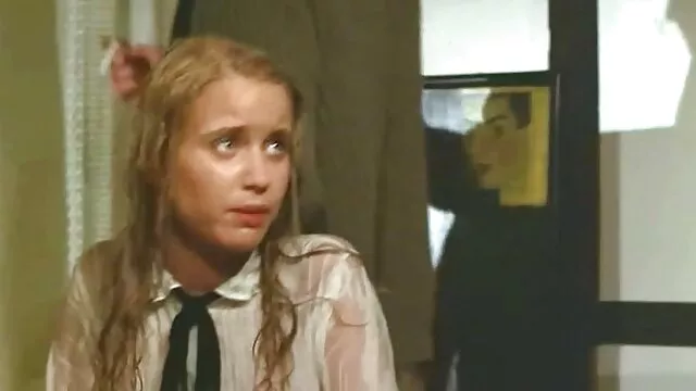 Plantureuse chienne assise sur une bite en caoutchouc avec un x porno de cheval sourire