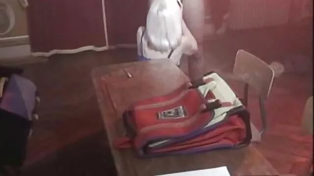 Un homme film pornographiques français est venu baiser deux lesbiennes