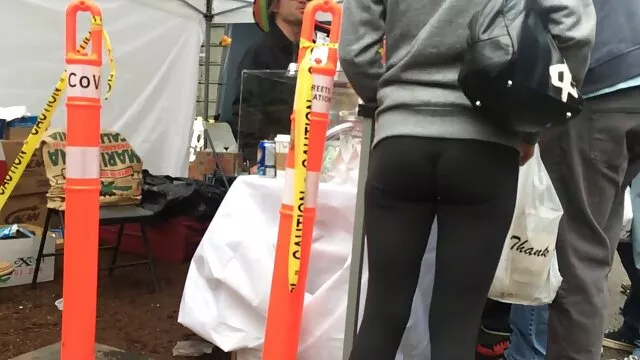 Le partenaire tu kif film x frappe activement un membre puissant de la fille